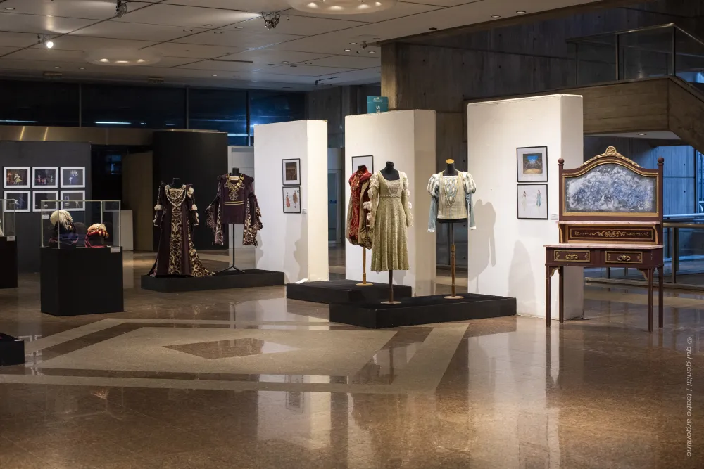 Se exhibe en el Hall de Acceso la exposición “Oficios y saberes en Romeo y Julieta”