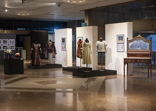 Se exhibe en el Hall de Acceso la exposición “Oficios y saberes en Romeo y Julieta”